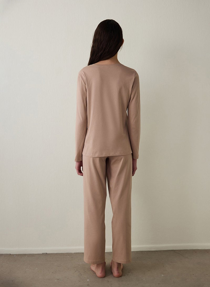 بنتي طقم بيجامة قطنية مطبوعة بشعار وياقة دائرية - Image 4